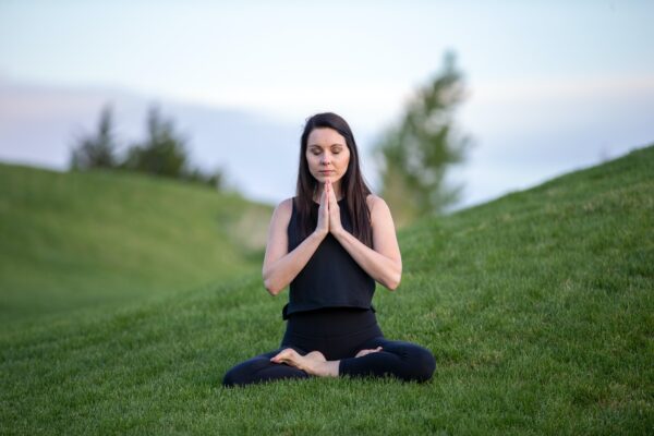 como relaxar a mente mulher fazendo yoga